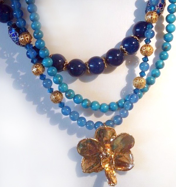 Collier Orchidée Ascocenda et perles bleues - Lavault Paris